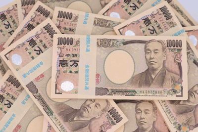 Dollar Sinks as the Yen Soars on Suspected Japanese Intervention